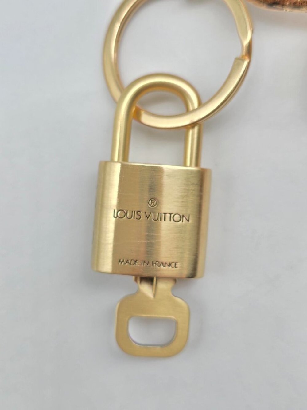 Authentic Louis Vuitton Gold Lock 🔒 Unbranded Rhinestone Bunny Rabbit Keychain - Picture 8 of 9